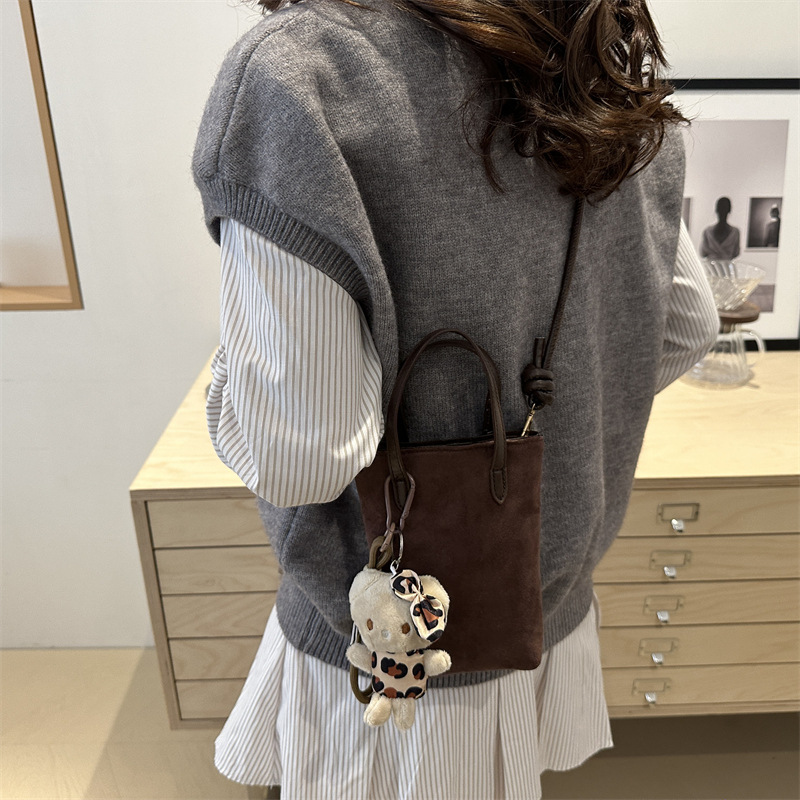 A retro and niche leopard print bag for women in 2024, a versatile crossbody bag with a textured suede and velvet surface Specification drawing