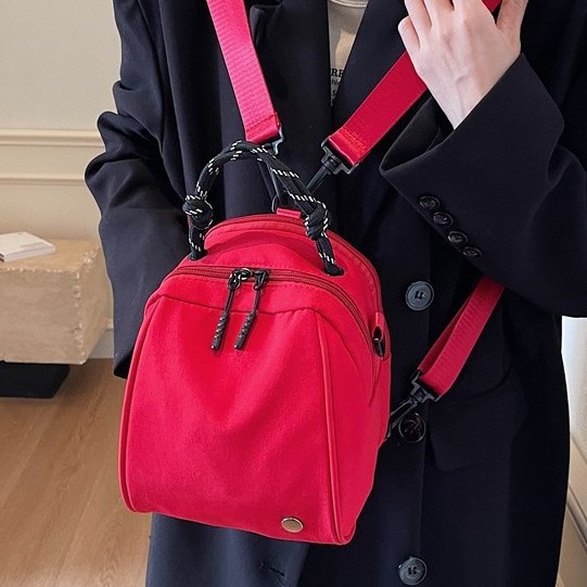 Japanese-style waterproof nylon small shoulder bag, versatile, portable and simple phone bag, fashionable for travel, single-shoulder crossbody bucket small bag Application Scenario