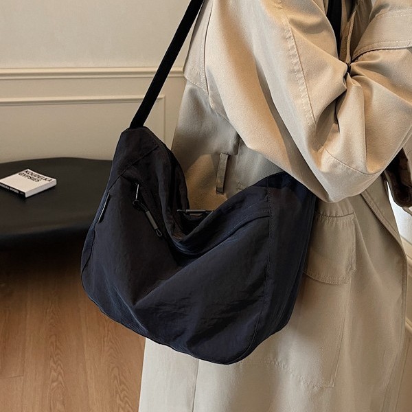 The new large-capacity tote bag is a versatile and niche single-shoulder bag for commuting, as well as a lightweight, retro and fashionable crossbody bag details Picture