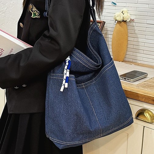 New denim canvas bag with a laid-back style for women, a retro Korean casual shopping bag, and a large-capacity single-shoulder bag for college classes full figure