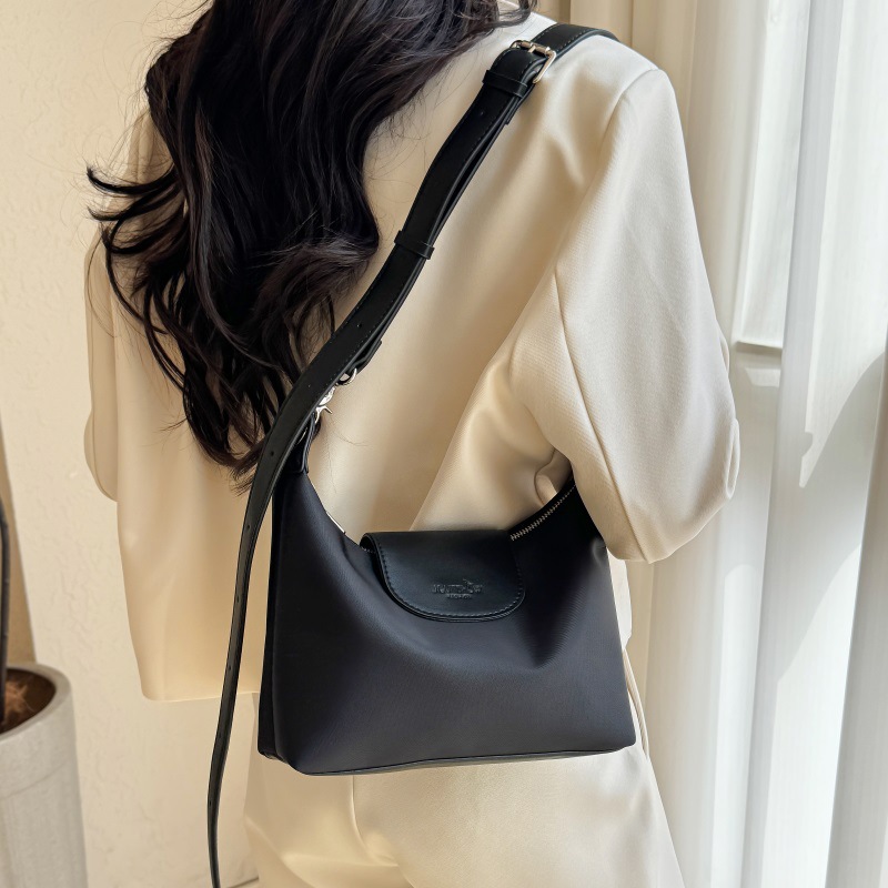 Cross-border color-blocking Korean-style multi-shoulder commuter single-shoulder bag, large-sized women's large-capacity 2025, niche design crossbody bag Application Scenario