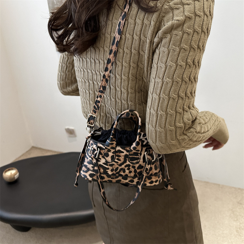French-style leopard print handbag, new autumn 2024 fashion, retro and niche design, single-shoulder crossbody bucket bag Application Scenario