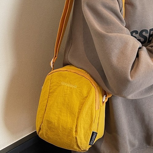 The 2025 new fashion crossbody bag is a mini casual crossbody bag that is light and simple. It is a trendy single-shoulder bag for girls to go out details Picture