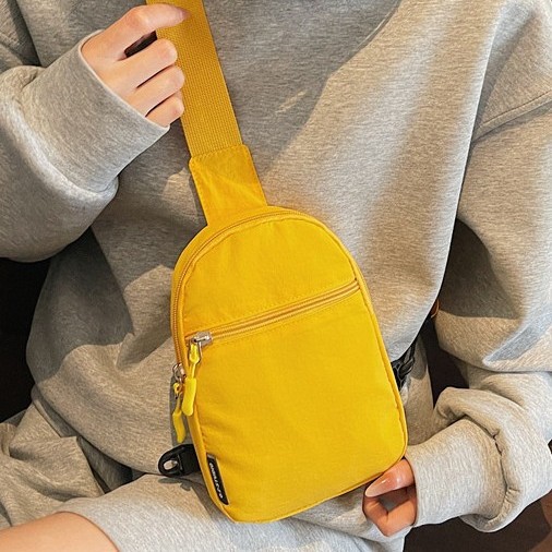 Japanese-style ins solid color, light and simple, portable and casual phone bag for going out, sports single-shoulder crossbody bag, chest bag for men and women Application Scenario