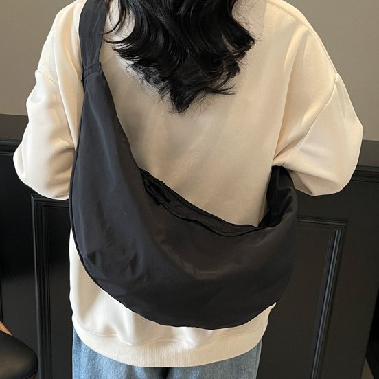 Solid color large-capacity casual bag 2025 Summer new style stylish single-shoulder crossbody bag, a fashionable travel handbag for going out Application Scenario