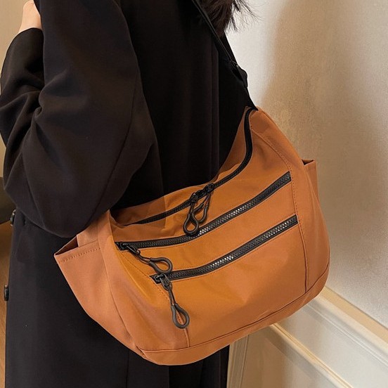 New large-capacity commuter single-shoulder bag, versatile class tote bag, lightweight and fashionable multi-pocket crossbody bag, school-style bag Application Scenario