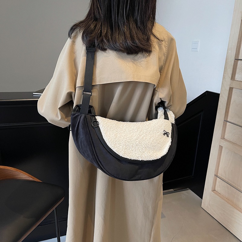 A new Korean-style fluffy bag for women's 2024 autumn and winter, a retro casual large-capacity commuter single-shoulder bag details Picture