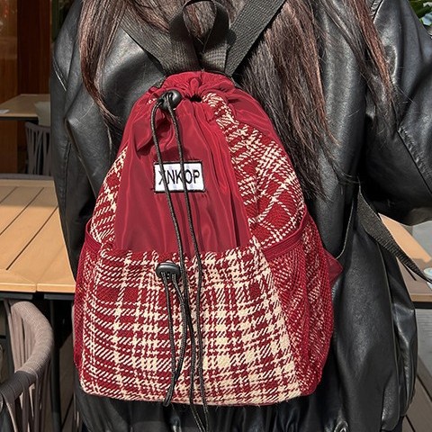 Fashionable checkered small backpack for women, color-blocking drawstring backpack, versatile travel bag for autumn and winter, casual and trendy color-blocking backpack full figure