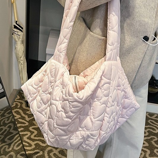 Korean cotton-padded bag for women in autumn and winter 2024 new products: large-capacity commuting bag, single-shoulder bag, trendy fitness bag, casual and versatile Application Scenario