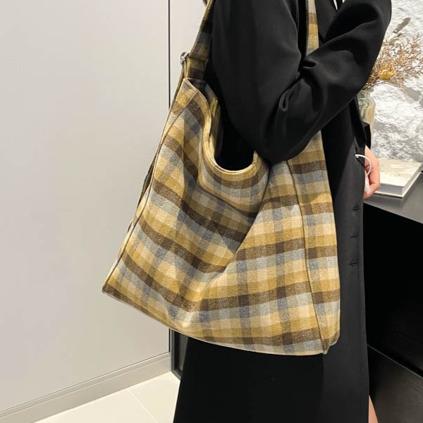 New high-end large-capacity checkered tote bag, versatile for commuting, class shoulder bag, and laid-back autumn and winter shoulder bag Item Picture