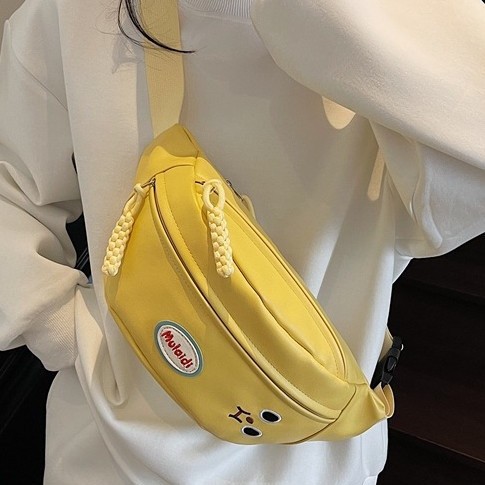 2025 New girlish crossbody croissant bag, mini dumpling bag, high appearance level and design sense chest bag details Picture