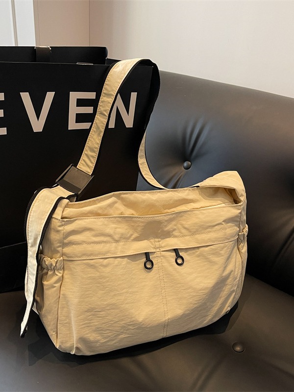 Large-capacity women's 2023 autumn/Winter new simple solid-color dumpling bag, casual single-shoulder bag, lightweight crossbody bag for women Item Picture