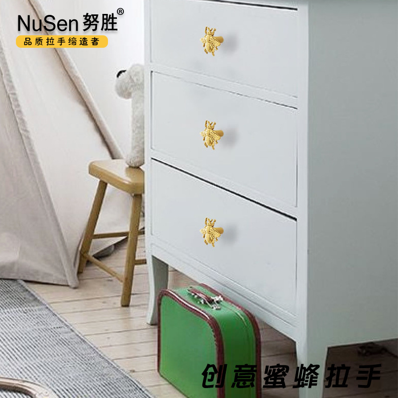 Golden bright bee-shaped handle, pure copper, cute, unique and creative cartoon, solid cabinet door, drawer, single-hole handle Item Picture