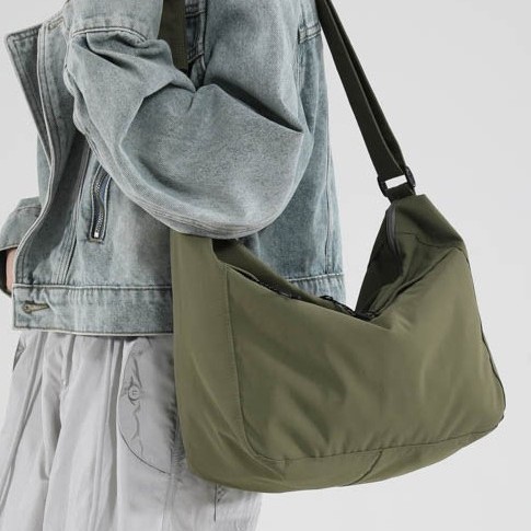 A new 2025 Korean version single-shoulder crossbody bag with large capacity for women, a casual and simple solid-color women's bag, and a tote bag for classes Application Scenario