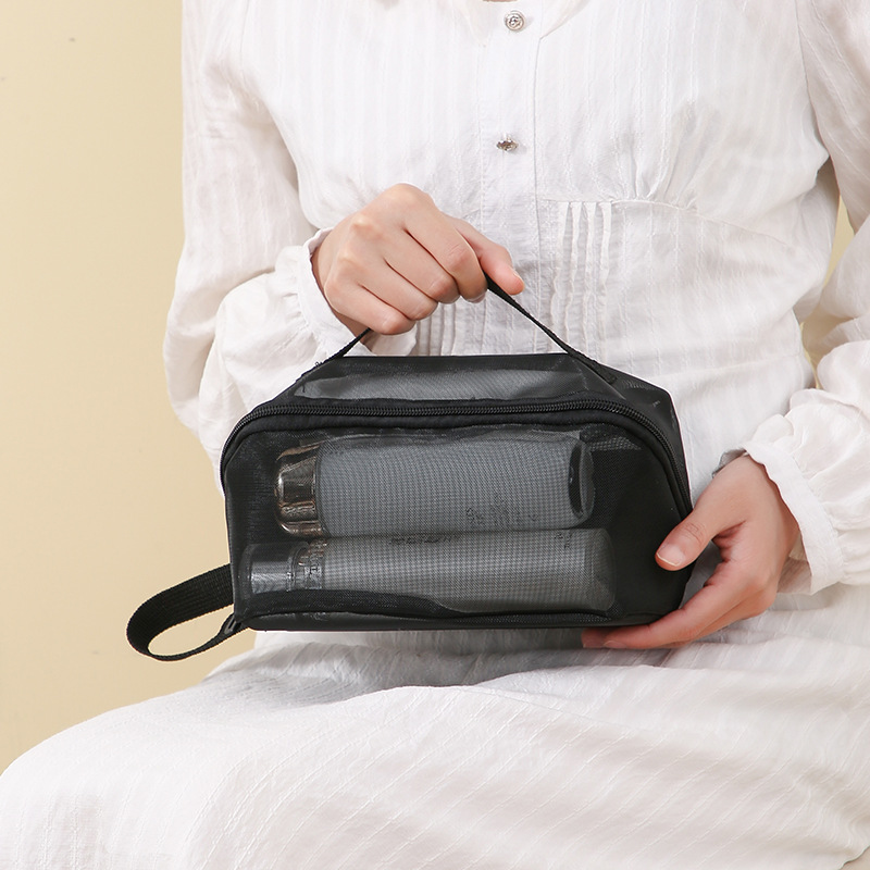 Cross-border large-capacity mesh breathable makeup bag, simple toiletry bag, portable storage bag for cosmetics, travel toiletry bag Application Scenario
