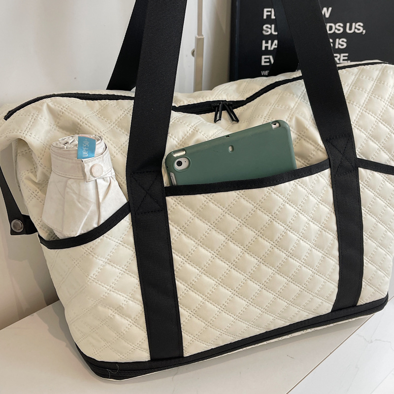 The new lightweight short-distance travel bag, the diamond-shaped hand-held dry and wet separation sports and fitness bag, and the expandable crossbody luggage bag Specification drawing