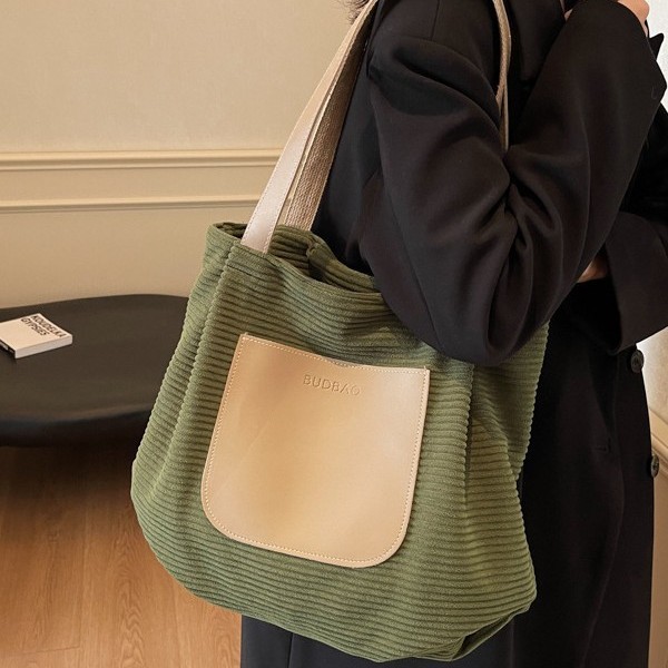 Autumn and winter new large-capacity tote bag, single-shoulder handbag, versatile single-shoulder bag, hand-held, niche corduroy single-shoulder bag Application Scenario