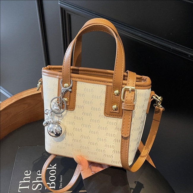 A super popular niche design large-capacity hand-held bucket bag for women in 2025, a fashionable and versatile bestseller, single-shoulder crossbody bag full figure