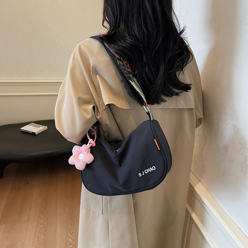 Casual large-capacity canvas bag for women 2024 new style, fashionable single-shoulder saddle bag, versatile wide shoulder strap crossbody pillow bag details Picture