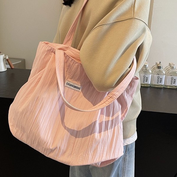A new 2024 Korean-style large-capacity cloth bag for women, a versatile and fashionable lightweight shoulder bag, and a casual and versatile underarm bag Application Scenario
