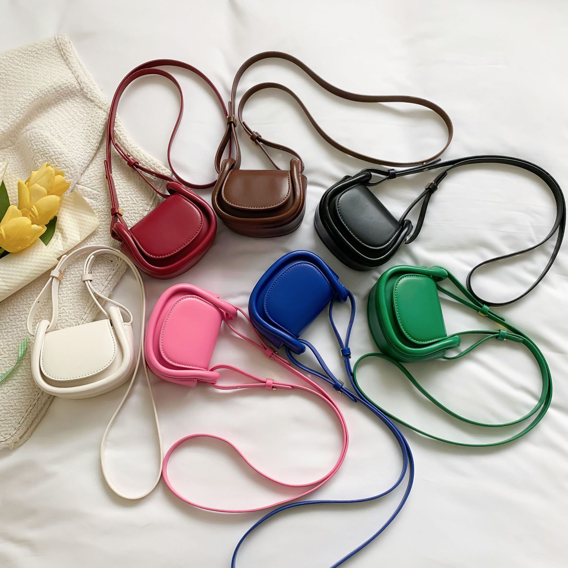 This is an Instagram niche new Korean version of fashionable children's retro handbag, a single-shoulder crossbody bag, and a stylish coin purse Application Scenario