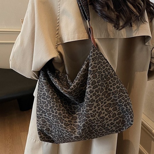 The new large-capacity leopard print tote bag for autumn and winter is a fashionable and trendy single-shoulder bag for casual work and commuting Application Scenario