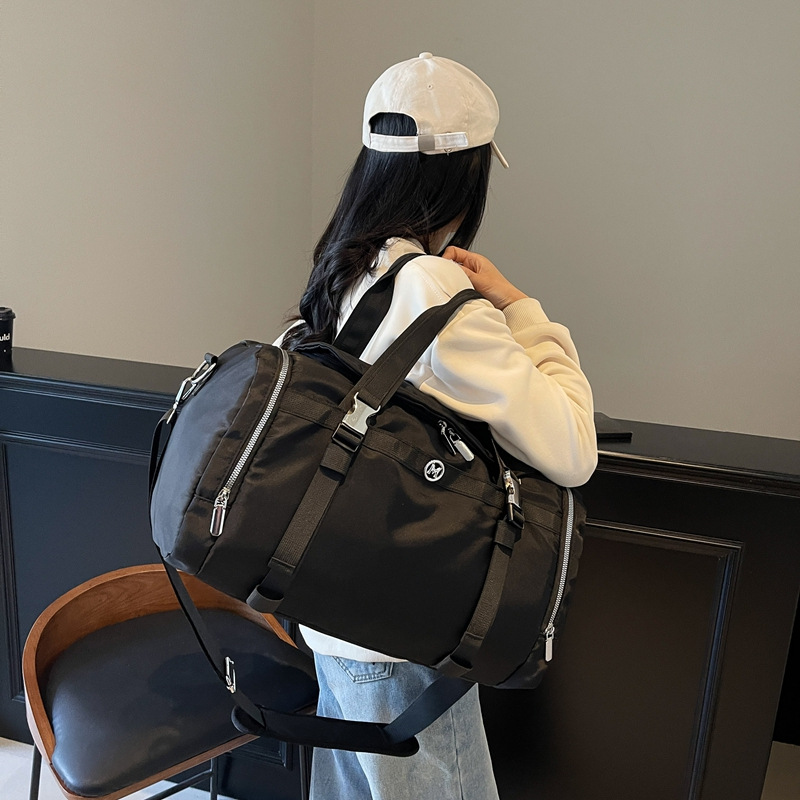 New fitness bags, women's large-capacity hand-held and crossbody yoga bags with shoe compartments, short travel backpacks, and lightweight luggage bags Application Scenario