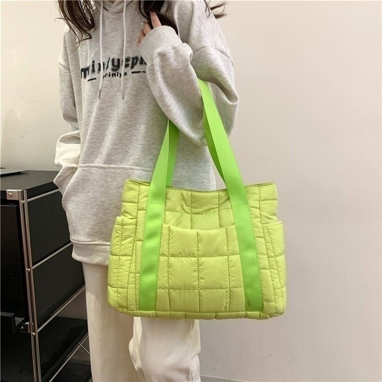 A new Korean-style trendy cotton-padded jacket bag for women's autumn and winter, a large-capacity single-shoulder bag for commuting, and a niche yet simple handbag Application Scenario