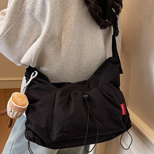A new solid-color, girlish, large-capacity, sporty single-shoulder bag with a pleated drawstring design and a casual crossbody bag full figure