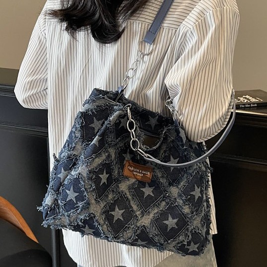 This is a stylish and trendy denim tote bag with a star-patterned design. It features a large-capacity, casual and fashionable single-shoulder bag details Picture