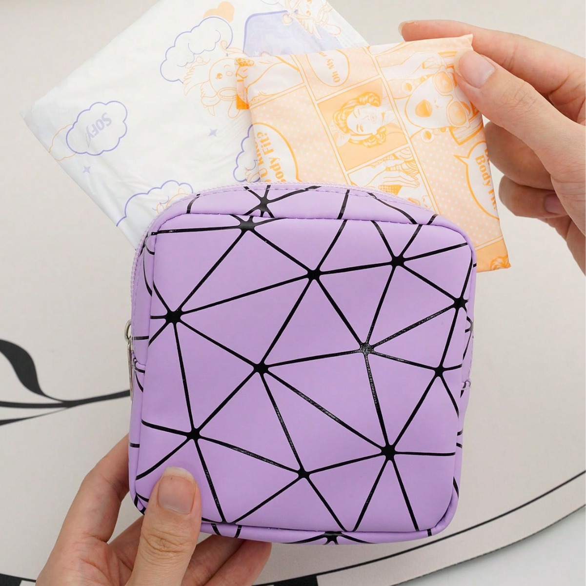 Cross-border best-selling sanitary napkins and menstrual packs, portable sanitary napkins, high-end student large-capacity storage bags for sanitary napkins Application Scenario