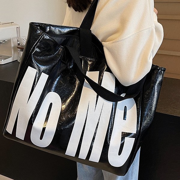 A new large-capacity hand-held women's fashionable Korean-style commuting bag for autumn and winter, a high-end textured tote bag with large letters and European and American style Application Scenario