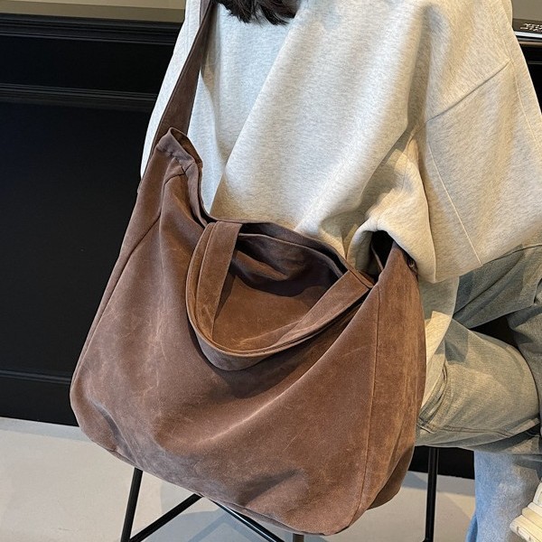 A niche retro suede bag for women, a new winter 2024 fashion trend bucket bag with a stylish and chic texture, and a crossbody bag Application Scenario