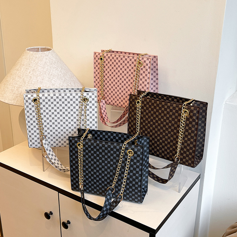 Cross-border trend, personalized, large-capacity fashionable commuting bag for women, 2024 new retro tote bag, casual single-shoulder bag Application Scenario