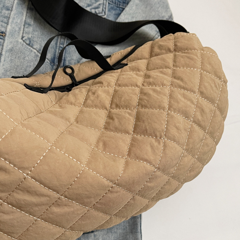 Japanese-style laid-back large-capacity sports single-shoulder bag for female students to carry in class, diamond-patterned embroidered thread dumpling bag Specification drawing