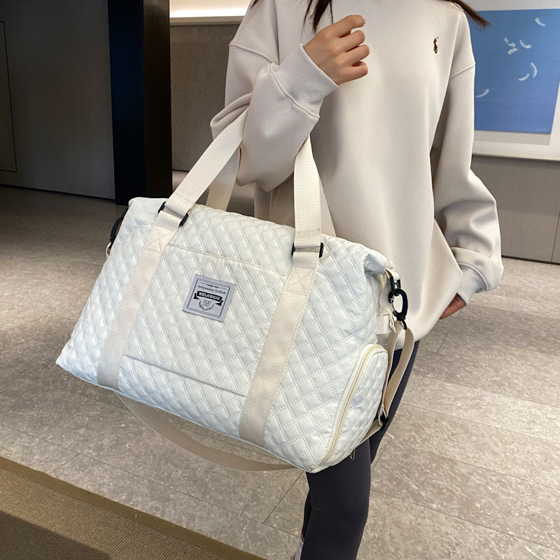 Customized fitness bags for women, dry and wet separation with logo printing, training bags, large-capacity crossbody bags for childbirth, yoga exercise bags Application Scenario