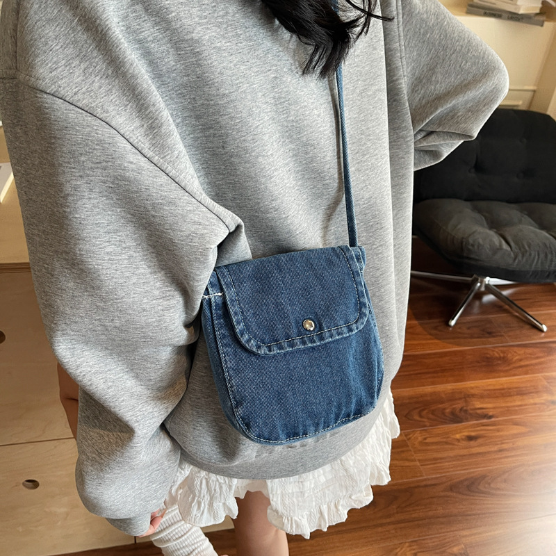 A new fashionable single-shoulder crossbody bag with a casual touch for women in summer, made of denim fabric details Picture