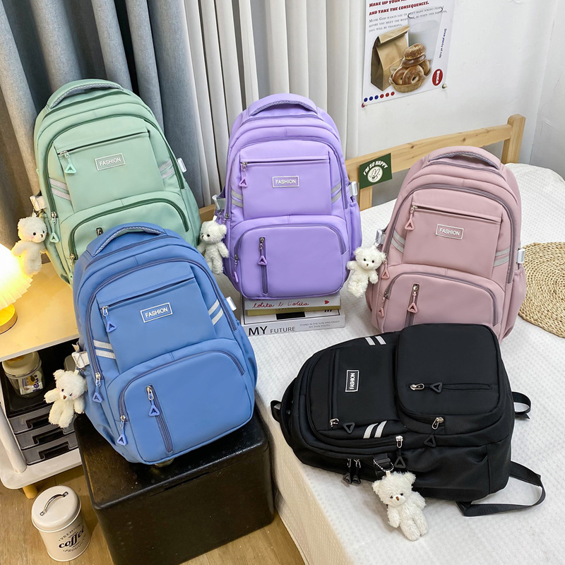 The new large-capacity casual backpack is versatile and suitable for primary and secondary school students. It is a backpack with multiple layers for both men and women and a horizontal appearance Application Scenario