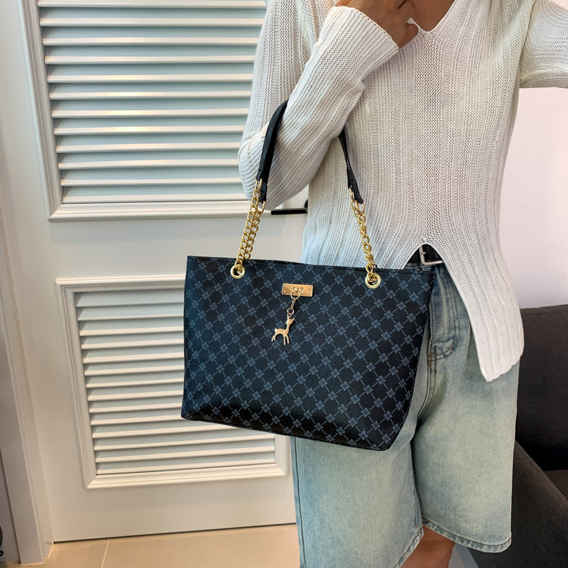 Large-capacity bag 2023 new style women's bag, fashionable commuting retro chain hand shoulder bag, printed tote bag Application Scenario
