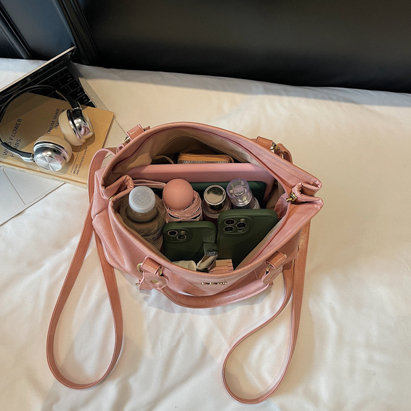 Korean-style high-end women's backpack handbag, 2025 new fashion crossbody bag, large-capacity commuter tote bag Application Scenario