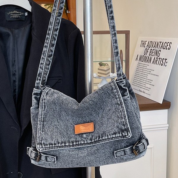 2025 Denim bag, new style tote bag, laid-back single-shoulder bag, large-capacity design, trendy crossbody bag Application Scenario