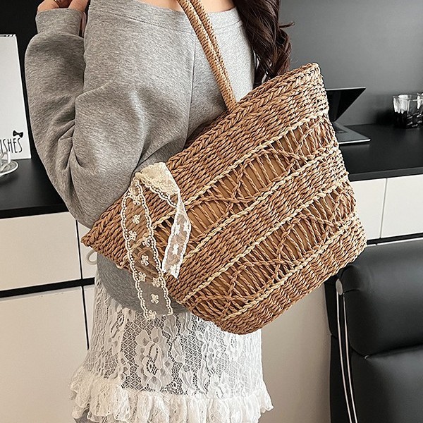 Handbag for girls, high appearance level, vacation style travel single-shoulder tote bag, large capacity, fashionable grass woven vegetable basket bag Application Scenario