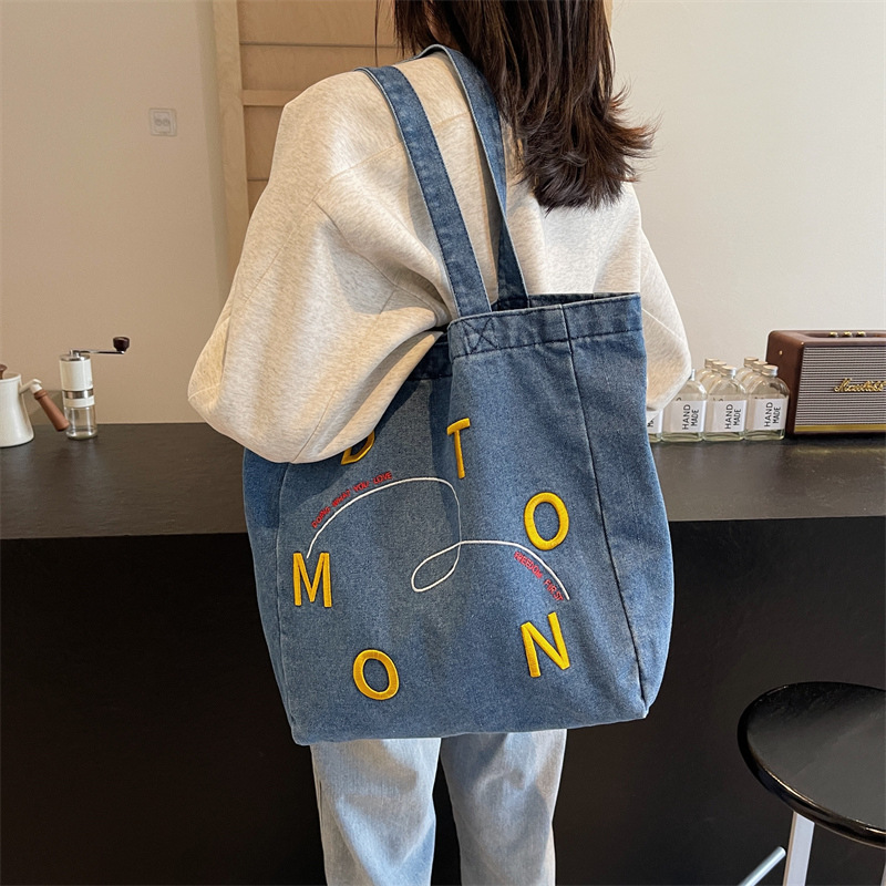 New denim bag with a laid-back style for women, a retro Korean-style casual shopping bag, and a large-capacity single-shoulder bag for attending classes at the arts academy details Picture