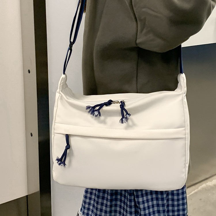 A large-capacity single-shoulder crossbody bag for fashionable commuting, a casual tote bag for female students attending classes, and a casual and stylish underarm bag full figure