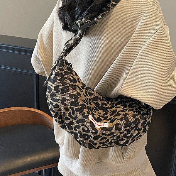 Large-capacity canvas bag for women, 2025 new style versatile ethnic bestseller, single-shoulder crossbody bag, commuting dumpling bag Application Scenario