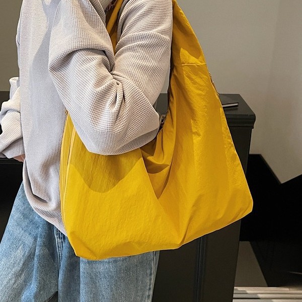 New large-capacity tote bag for women, simple solid color, niche and laid-back style single-shoulder bag, casual commuting and shopping fabric bag full figure