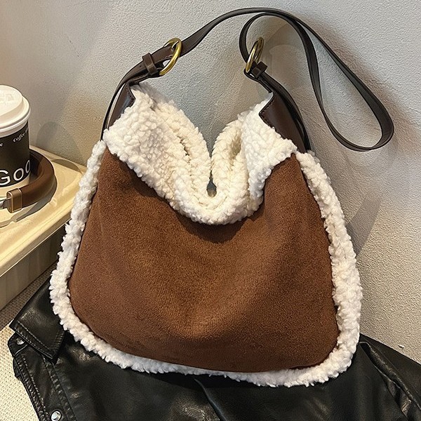 A new versatile single-shoulder bag for autumn and winter, featuring a laid-back and fashionable style for girls. It's a bucket bag with a large capacity and a cute crossbody bag details Picture
