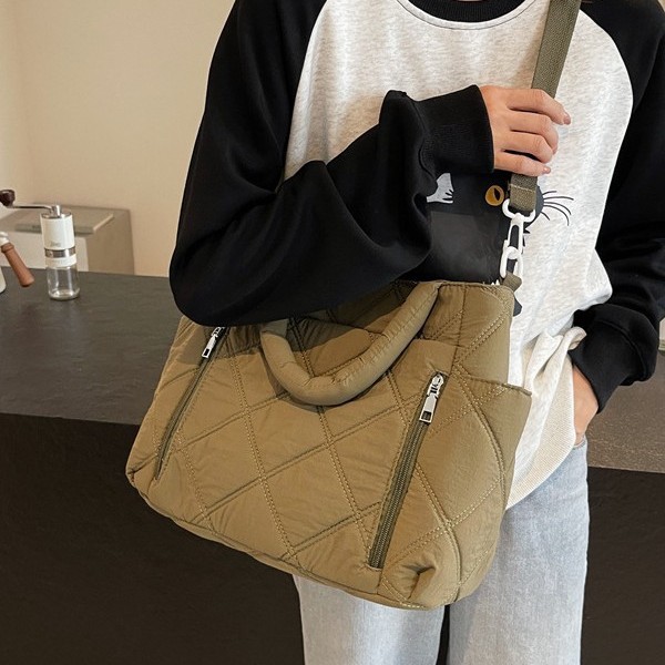 New autumn and winter women's tote bag crossbody bag, large capacity, lightweight tote bag, versatile, retro diamond-patterned single-shoulder bag details Picture