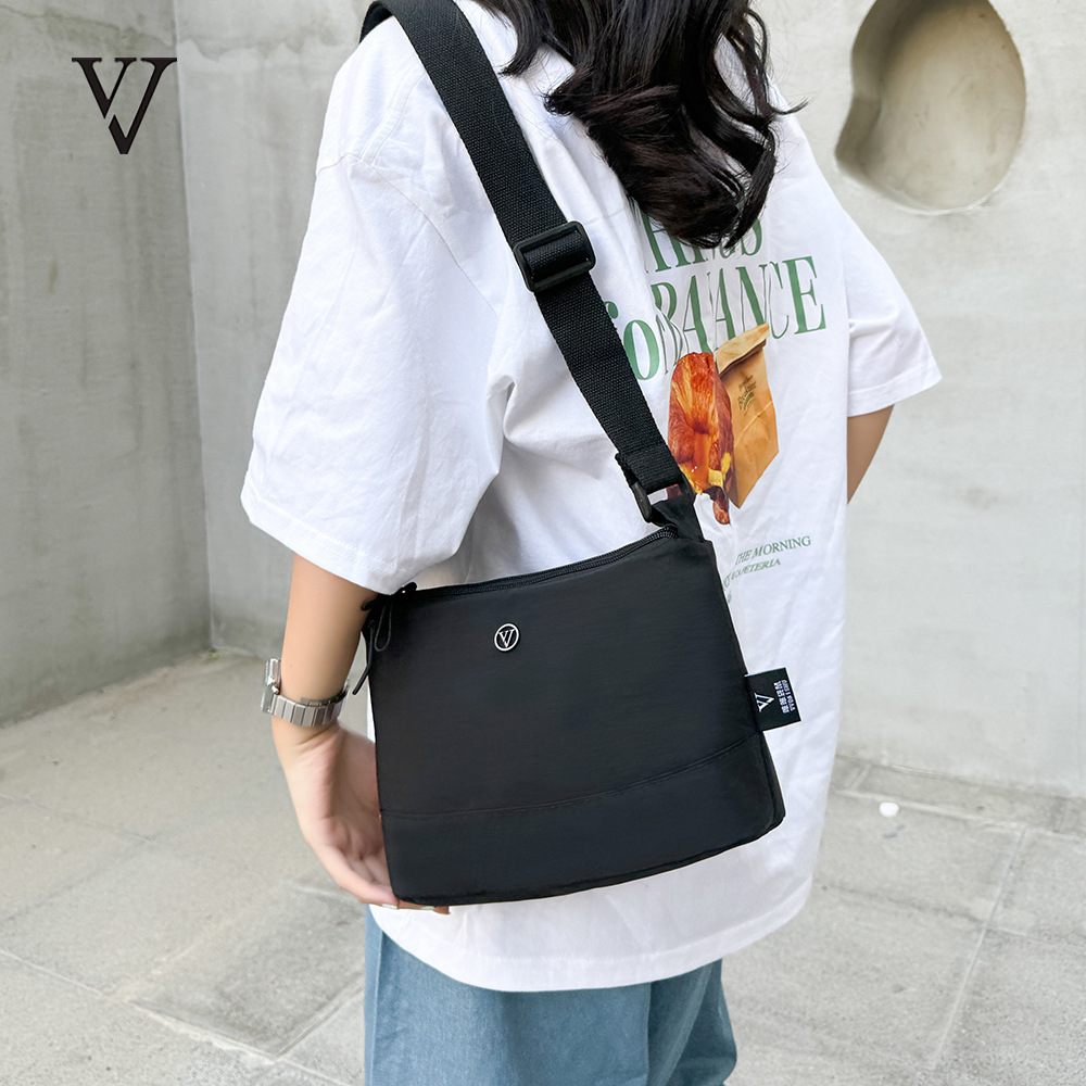 A new Japanese casual crossbody bag, a versatile multi-layered storage single-shoulder bag for women's cross-border travel, and a large-capacity student tote bag Specification drawing