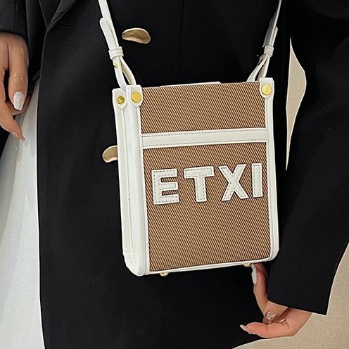 Fashionable new letter coin purse, high-end texture, large-capacity casual single-shoulder crossbody bag, versatile color-blocking backpack Application Scenario